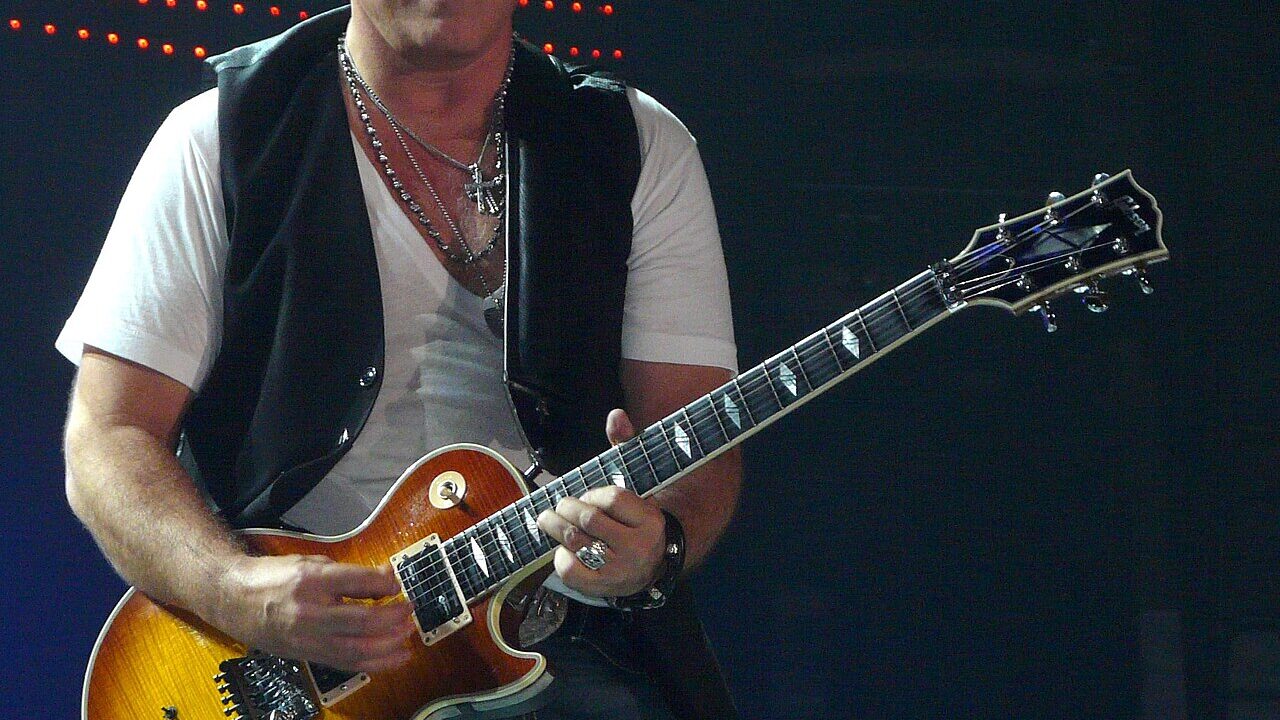 Journey guitarist Neal Schon live with the band. Photo: Matt Becker, via Wikimedia Commons (CC licence, see Commons file page).