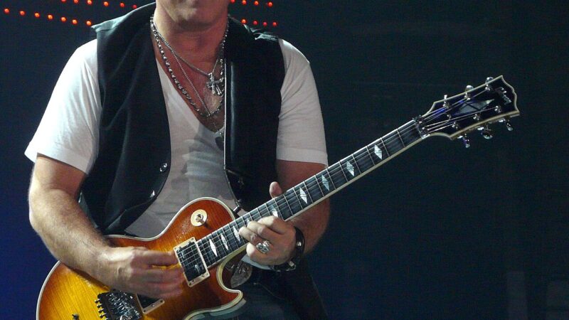 Journey guitarist Neal Schon live with the band. Photo: Matt Becker, via Wikimedia Commons (CC licence, see Commons file page).