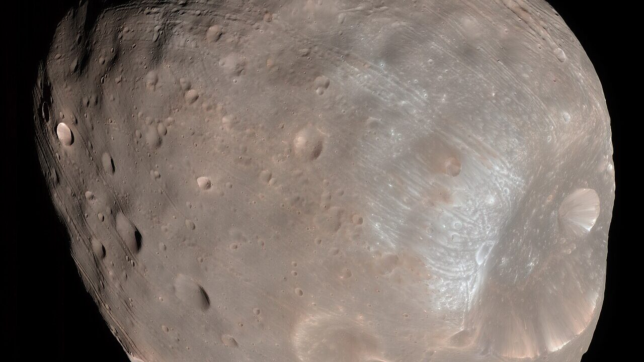 Phobos and its Stickney crater, imaged by HiRISE on NASA's Mars Reconnaissance Orbiter. Photo: NASA / JPL Caltech / University of Arizona, public domain, via Wikimedia Commons.
